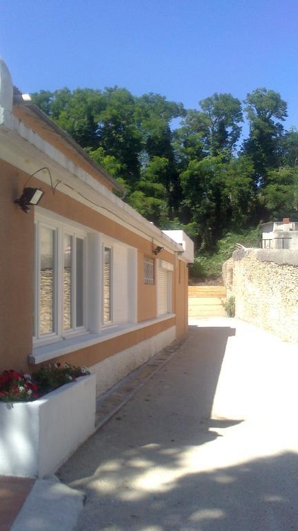 Chez Cecile Hotel Mornas Ngoại thất bức ảnh